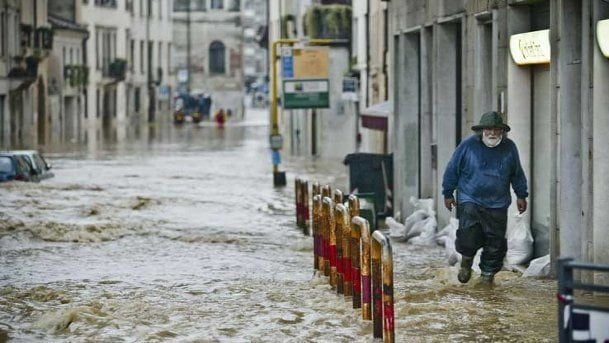 Consigli del governo per affrontare il maltempo - Lercio