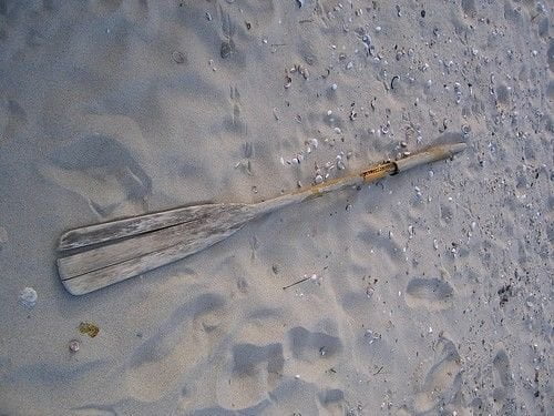 MISTERIOSO REMO RINVENUTO IN SPIAGGIA - Lercio