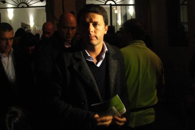 Primarie, Renzi in coda costretto per 2 ore e mezza a fingersi del Pd - Lercio