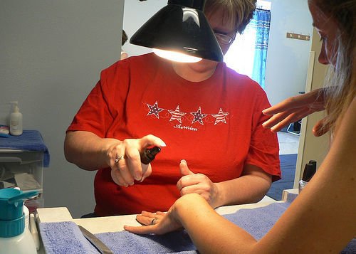 Va a fare la manicure e le segano un braccio - Lercio