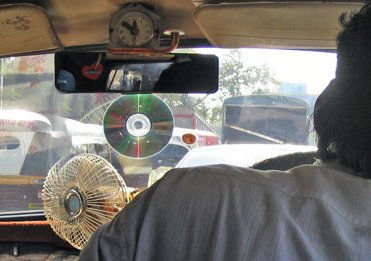 MORTO IL PAPÀ DEL CD APPESO AL RETROVISORE - Lercio