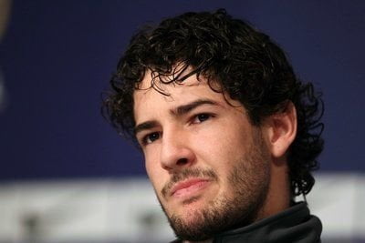 PATO PASSA A SALUTARE GLI EX COMPAGNI E SI INFORTUNA AL BRACCIO - Lercio