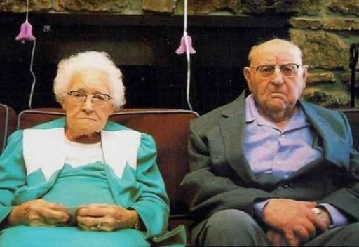 ELEZIONI, SI FESTEGGIA NELLA SEDE DEL PARTITO DEGLI ASTENUTI - Lercio