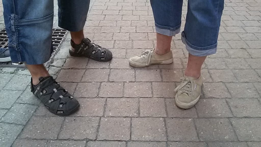 Nuovo allarme Unesco: città d’arte deturpate dai pantaloni a pinocchietto - Lercio