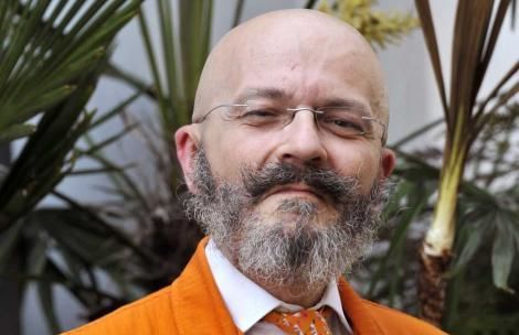 Oscar Giannino avvistato al Carnevale di Viareggio in sobrio abito grigio - Lercio