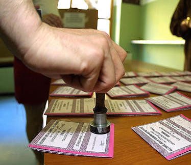 PRIMI BROGLI ELETTORALI, VOTAZIONI A RISCHIO - Lercio