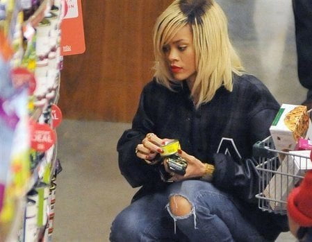 RIHANNA VA A FARE LA SPESA E COMPRA UN CHILO DI ZUCCHINE - Lercio