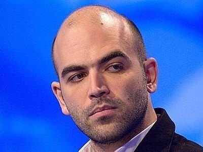 SAVIANO RILEGGE UN SUO EDITORIALE E IL TESTICOLO DESTRO SI TORCE PER PROTESTA - Lercio