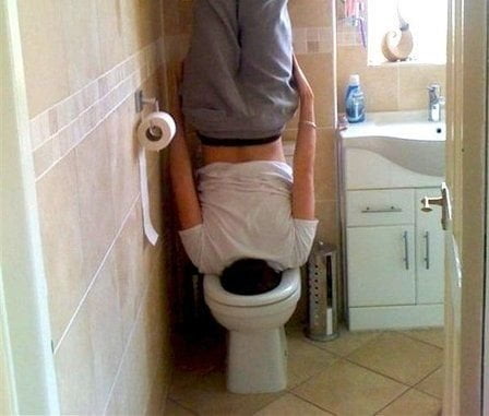 SCIVOLA IN BAGNO E PICCHIA LA TESTA, ORA CREDE DI ESSERE UN WATER - Lercio