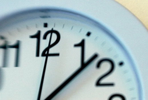 ANTICIPATA L'ORA LEGALE, STANOTTE LANCETTE AVANTI DI UN'ORA - Lercio