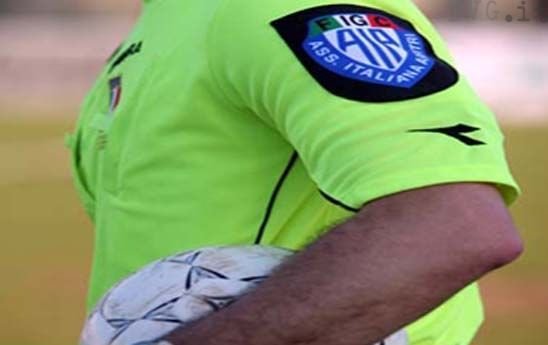 ARBITRO TIENE CONTO DEI REPLAY: PARTITA DI CALCIO FINISCE 76 A 38 - Lercio