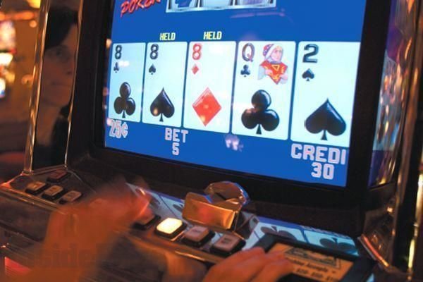 Macchinetta videopoker si toglie la vita - Lercio