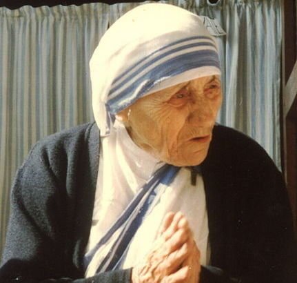 Missionaria rivela: "Madre Teresa era una santa donna ma guai a toccarle i succhi di frutta" - Lercio