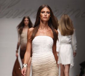 Moda Milano, sfilata sospesa: Bianca Balti non ricorda più come si cammina - Lercio