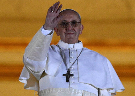 Papa Francesco sbaglia taglia di pantaloni e li dona ai poveri - Lercio