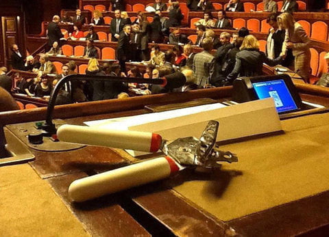 PARLAMENTO, GRILLINI CHIEDONO DI RICICLARE LA CARTA IGIENICA - Lercio
