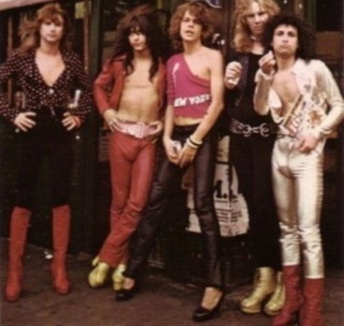 RATZINGER HA LASCIATO LA CURIA PER FARE IL TASTIERISTA IN UNA BAND GLAM-ROCK - Lercio