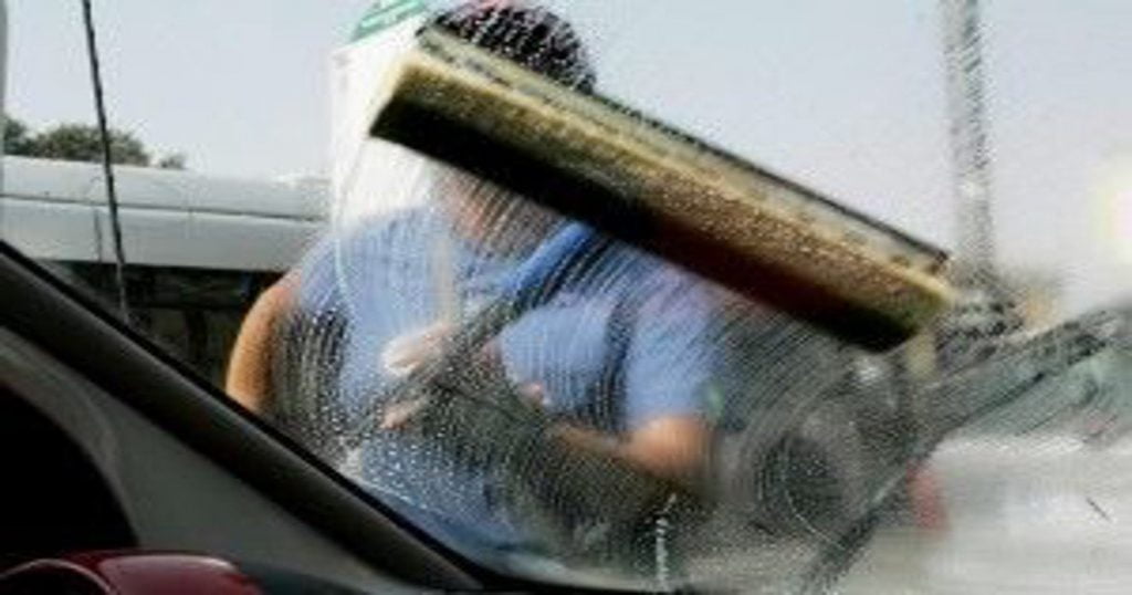 Roma, lavavetri va in pensione: semaforo sulla Tuscolana diventa sede vacante - Lercio