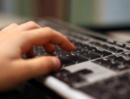 Tenta di condividere un articolo di Andrea Scanzi: l'antivirus lo avvelena - Lercio