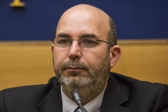 Vito Crimi rivela: "Costretto da Grillo a donargli i capelli" - Lercio