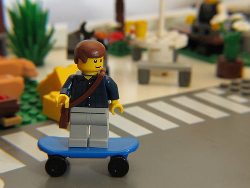 AMNESTY CONTRO LEGO: "BASTA OMINI CON LA TESTA CHE SI STACCA!" - Lercio