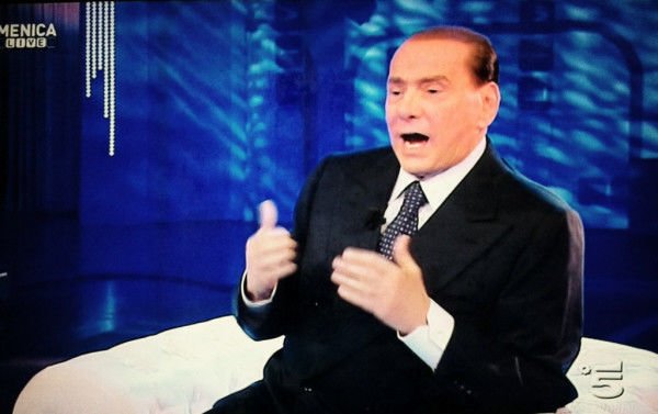 BERLUSCONI SI CONFESSA DALLA D'URSO: "HO DUE CAZZI" - Lercio