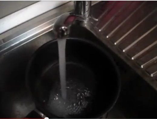 ECCO COSA SUCCEDE SE FATE BOLLIRE L'ACQUA DI RUBINETTO - IL VIDEO - Lercio