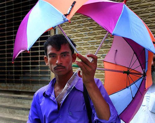 INTERVISTA AD AMBULANTE: "COME TRASFORMIAMO LE ROSE IN OMBRELLI" - Lercio