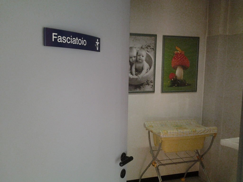 Depressione post-partum, neonato strangola la madre e si butta dal fasciatoio - Lercio