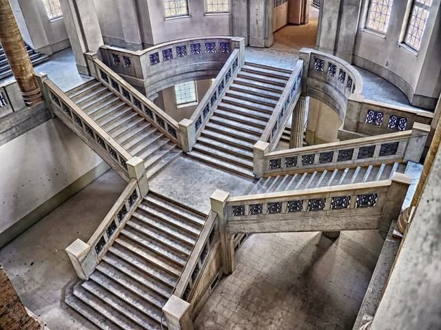 Poliziotto uccide un ragazzo e non incolpa le scale - Lercio