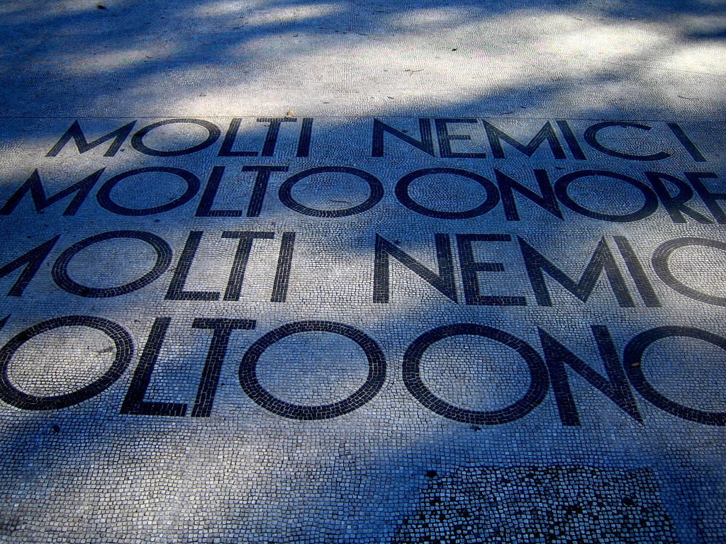 "Quel negro l'abbiamo visto prima noi", rissa tra Forza Nuova e Casa Pound: 88 feriti - Lercio