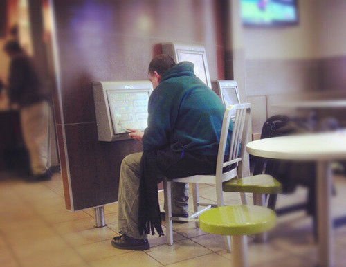 RUZZLE NON GLI ACCETTA PAROLA, MINACCIA UNA STRAGE - Lercio