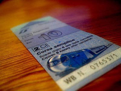 Tossicodipendente chiede soldi in stazione e poi compra davvero un biglietto - Lercio