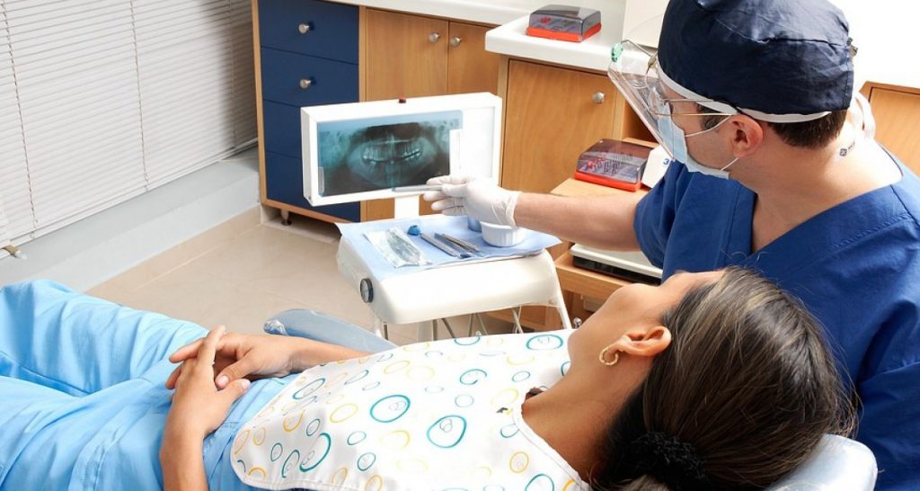 Dentista rincorre per strada paziente che si era dimenticato la ricevuta in studio - Lercio
