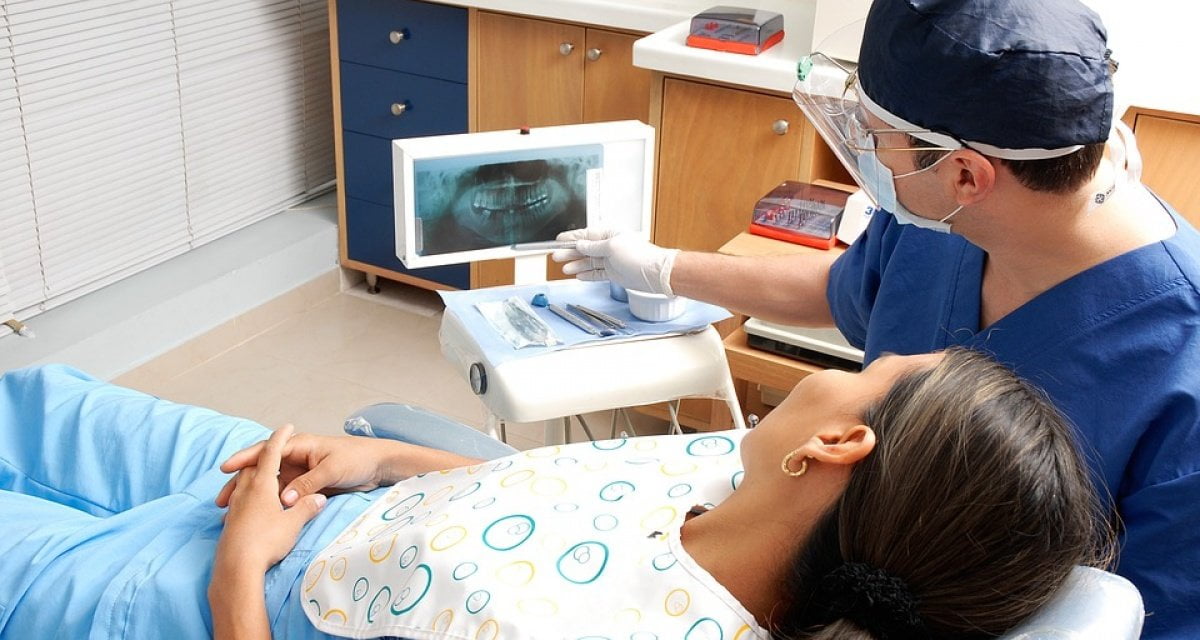 Dentista rincorre per strada paziente che si era dimenticato la ricevuta in studio - Lercio