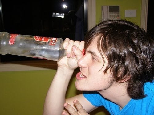 EYEBALLING: BEVE VODKA DAGLI OCCHI, MA E' SOLO COLLIRIO. DENUNCIATO BARISTA - Lercio