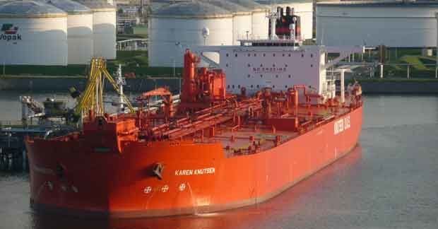 Petroliere inciampa e si sbuccia il ginocchio, previsti rincari per benzina e gasolio - Lercio