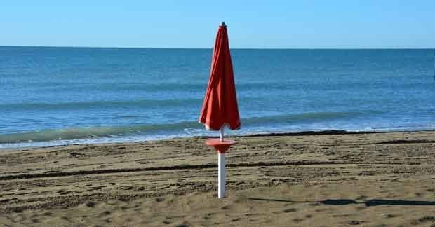 Rimini, apre l'ombrellone e si decapita - Lercio