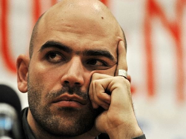 SOMMERSO DAI RICORDI: SAVIANO ESTRATTO DALLE MACERIE - Lercio