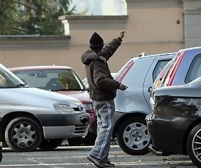 PARCHEGGIATORE ABUSIVO RIFIUTA I SOLDI, DUE RAGAZZE LO RIGANO - Lercio