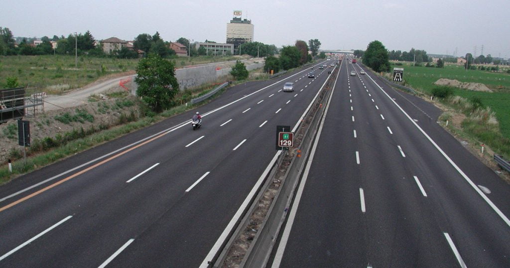 Prende l'autostrada contromano, al casello gli pagano il pedaggio - Lercio