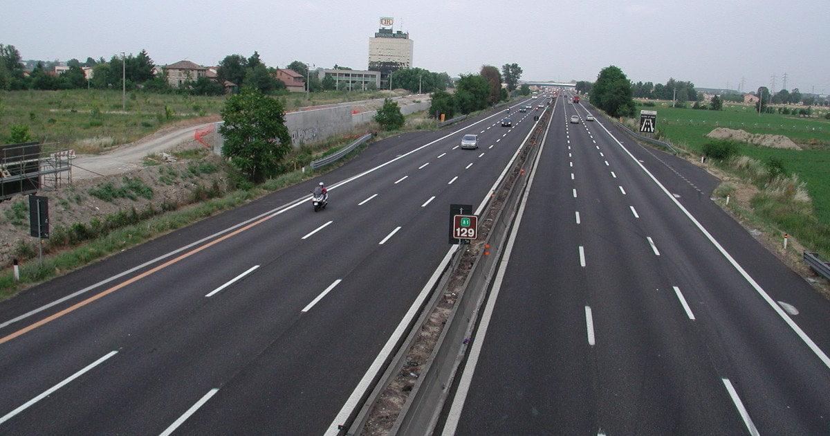 Prende l'autostrada contromano, al casello gli pagano il pedaggio - Lercio