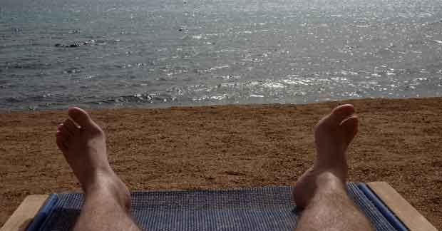 Si fotografa i piedi in spiaggia e prende l'AIDS - Lercio