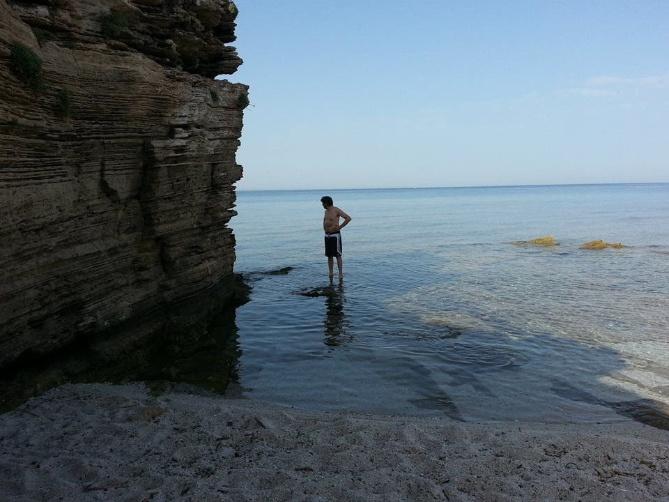 Uomo cammina sull'acqua, poi si dimentica come ha fatto e non riesce a tornare indietro - Lercio