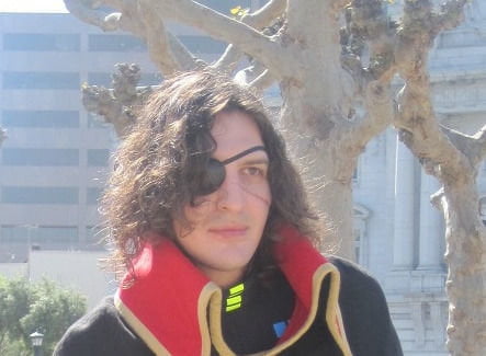 Vestito da Capitan Harlock, si cava un occhio per vincere gara di cosplay - Lercio