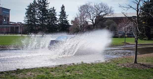 Introdotta la pena di morte per gli automobilisti che si divertono a bagnare i passanti con le pozzanghere - Lercio