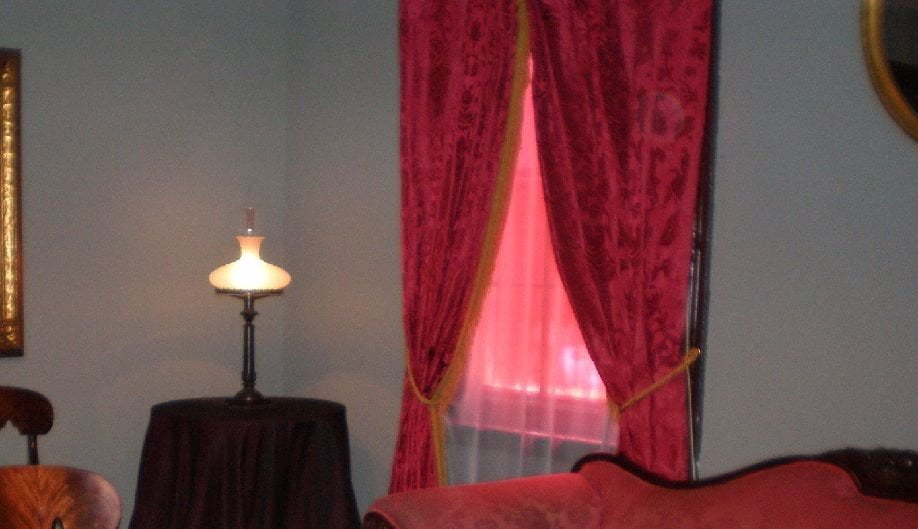 Marito vince discussione sulla scelta del colore delle tende - Lercio