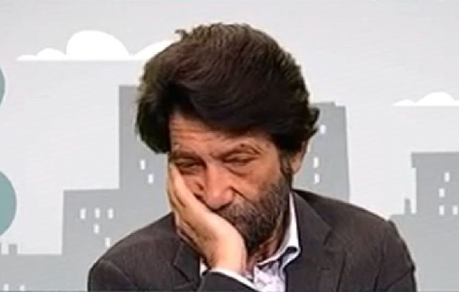 Cacciari partecipa ad un talk-show e sembra interessato alla discussione - Lercio