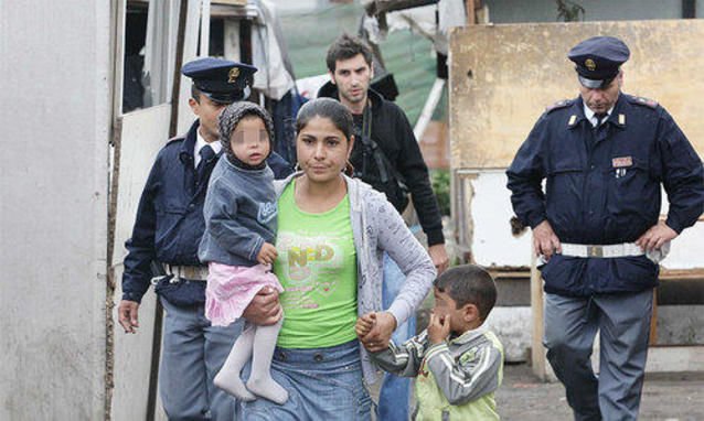 Orrore nel campo rom: gonfiano un gattino col compressore, muore dopo un volo di 15mt - Lercio