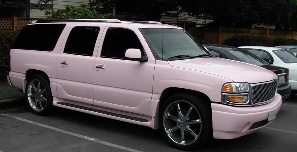 Proprietario suv parcheggia dentro le strisce - Lercio